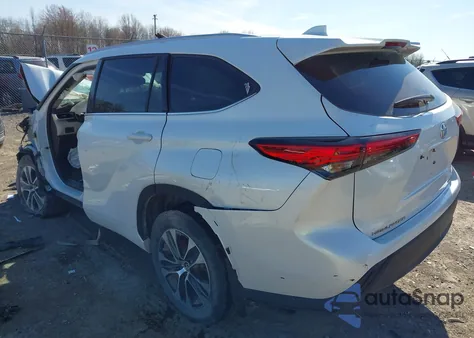 2022 Toyota Highlander Xle z USA, uszkodzony, nr VIN 5TDHZRBH8NS577430